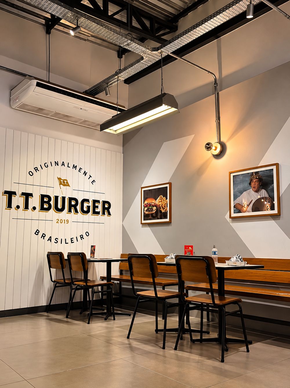 Interior da loja T.T. Burger